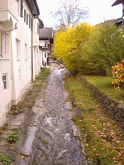 Der Alpbach im Stadtzentrum von Tegernsee.