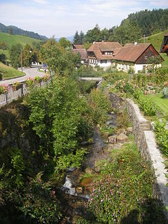 Der Kirnbach im Dorf Kirnbach