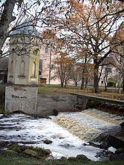Der Fluss Liivi an der ehemaligen Bischofsburg von Koluvere
