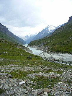Zufluss der Dranse de Bagnes in den Lac de Mauvoisin mit fluvialen Sedimentablagerungen