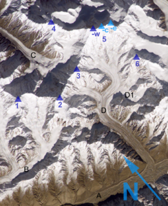 Aufnahme des Hispar Muztagh von der ISS mit Trivor (2), Momhil Sar (1), Bularung Sar (3) und Distaghil Sar (5) sowie Hispar- (A), Gharesa- (B) Momhil- (C) und Kunyang-Gletscher (D).