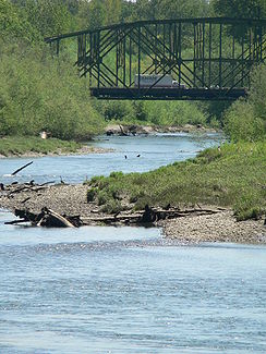 I-5 kreuzt den Nisqually River in der Nähe seiner Mündung.