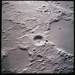 Mondkrater Herschel in der Bildmitte, Ptolemaeus rechts im Bild.