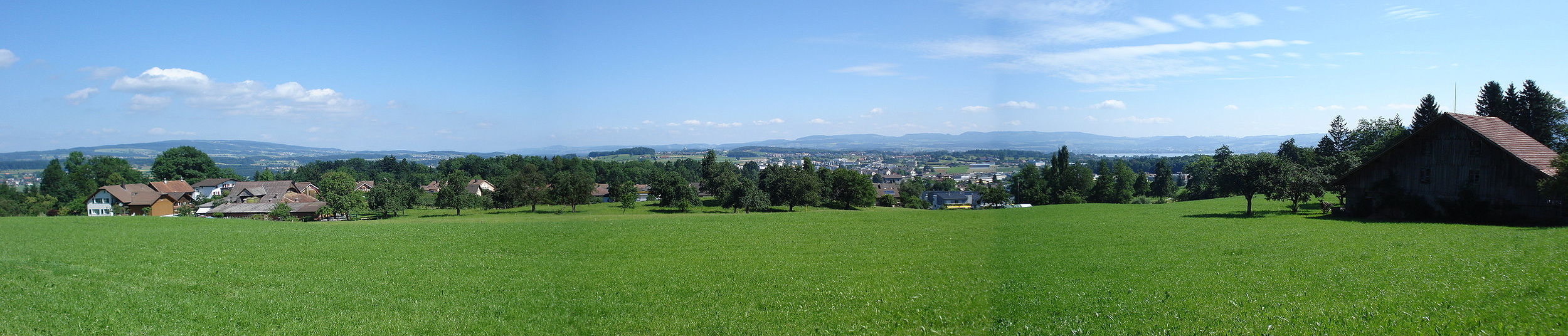 Blick von Ibikon am Fusse des Rooterberges auf Rotkreuz, Küntwil (links) sowie den Zugersee im Hintergrund.