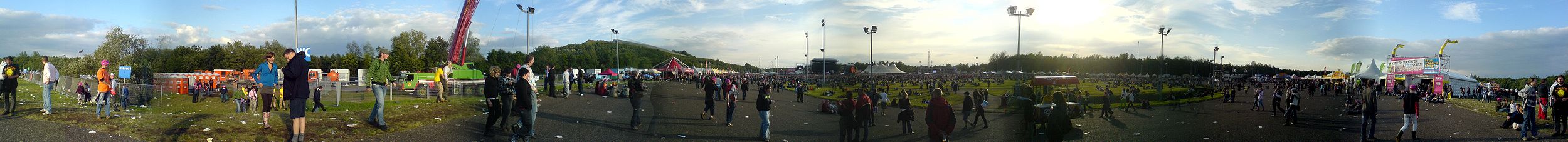PinkPop Festival 2007: Rundumsicht auf Mainstage und BUMA/ John Peel Stage (3FM Stage verdeckt im rechten Teil des Bildes)