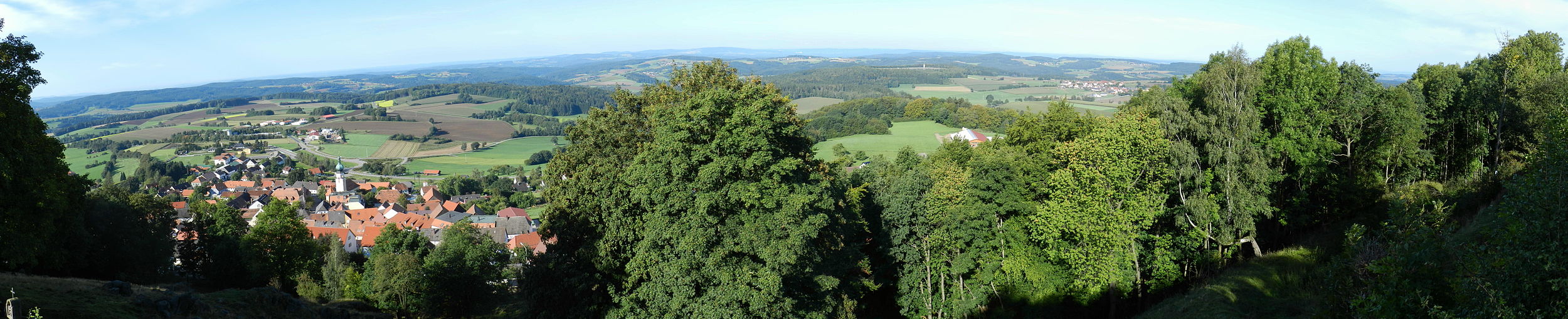 Blick vom Schlossberg in Tännesberg, im Hintergrund (von links) Pamsendorf, Fuchsendorf, Hohentreswitz, Trausnitz, Köllitz, Söllitz, Hochspeicher, Großenschwand und weitere Orte im Hintergrund am oberen Bildrand (2011)