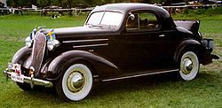 Chevrolet Master Deluxe Serie FA Sport-Coupé (1936) mit Schwiegermuttersitz