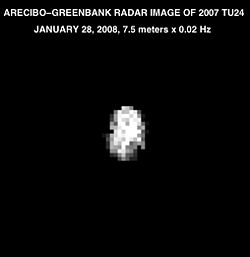 Radarbild von Asteroid 2007 TU24 aufgenommen am 28. Januar 2008, etwa 12 Stunden vor der nächsten Annäherung an die Erde