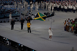 Als einziger Athlet aus Jamaika trägt Errol Kerr die Flagge des Landes bei der olympischen Eröffnungsfeier in Vancouver