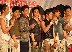 von links nach rechts: Chansung, Wooyoung, Nichkhhun, Junho, Jaebeom, Junsu, Taecyeon
