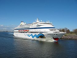 Die AIDAcara verlässt den Hafen von Helsinki