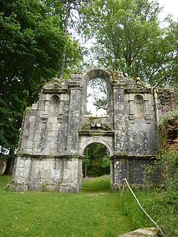 Ruine der Kirchenfassade