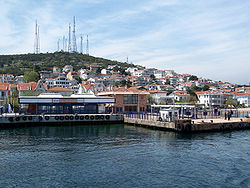 Fähre im Hafen von Kınalıada