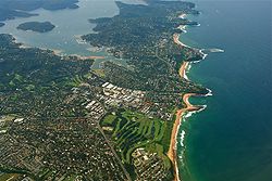 Luftbild auf die nördliche Küsten Sydney, Pittwater und Scotland Island links oben