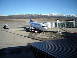 Aerolineas Argentinas B737-500 at Bariloche Airport.jpg