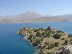 Die Südostspitze der Insel Akdamar mit der „Kirche zum Heiligen Kreuz“. Im Hintergrund der Berg Çadır
