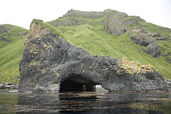 Basalt-Höhle an der Küste von Akun Island