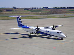 Eine Bombardier Dash 8Q-400 der ANA Wings