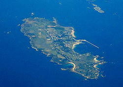 Luftbild von Alderney, oben rechts Burhou