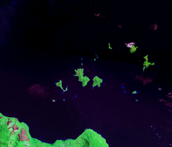 Amphlett Group nördlich der Fergusson-Insel(NASA Geocover 2000 Satellitenbild)
