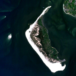 NASA-Satellitenbild von Amrum mit dem westlich angelagerten Kniepsand und dem kleinen westlich vorgelagerten Jungnamensand