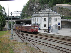 Bahnhof Arendal mit Triebzug des Typs 69