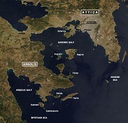 Satelliten-Foto mit Dokos (unteres Drittel, mittig)