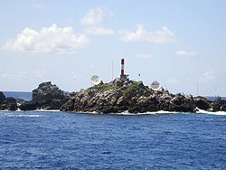 Leuchtturm und Hütte auf der Insel Belmonte (Sudoeste)