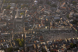 Innenstadt von Arras mit den Plätzen Place des Héros mit Rathaus (links) und Grande Place