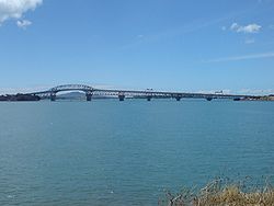 Auckland Harbour Bridge von Watchman Island aus gesehen