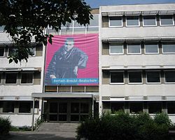 Augsb Brecht Realschule Eingang.JPG