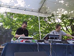 Autechre bei einem Auftritt in Princeton, 2001.