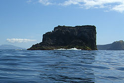 Ilhéu de Monchique, gesehen von Südwesten. Im Hintergrund die Inseln Corvo (links) und Flores