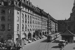 Richtung Zollikofen bereitstehender Zug der BZB,zwischen dem Berner Hauptbahnhof unddem ehemaligen Hotel Schweizerhof, ca. 1930
