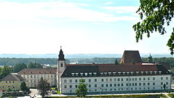 Kloster Baumgartenberg mit Kloster- und Pfarrkirche sowie Europagymnasium
