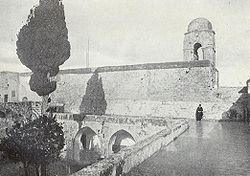 Aufnahme von Camille Enlart aus dem Jahr 1921mit Blick auf das Kirchenschiff und den Glockenturm.Links unten im Bild ist der innengelegene Klostergartenmit einem Teil des Kreuzgangs zu sehen.