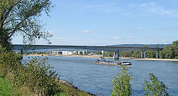 Blick auf die Bendorfer Brücke, rechts der nördliche Ausläufer der Insel Graswerth