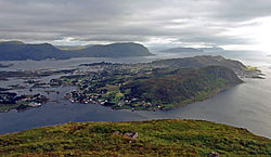 Insel Bergsøya von der Leinøya aus gesehen