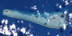 Landsat-Bild von Bet IslandBet Island ganz links, Vin Islet halb rechts.