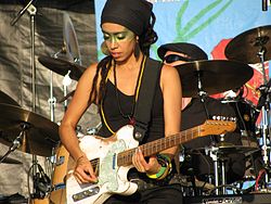 Natalie Pa'apa'a bei einem Auftritt mit Blue King Brown auf dem Ottawa Bluesfest 2009
