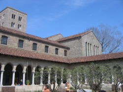 Wiederaufstellung des Kreuzgangs in The Cloisters, New York