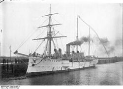 SMS Sperber am 29. Juni 1911 mit Heimatwimpel