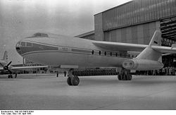 Roll-out des Turbinenstrahl-Passagierflugzeuges „152/I V-1“ am 1. Mai 1958