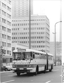 Bundesarchiv Bild 183-J0904-0202-003, Berlin, Gelenkbus Ikarus 180.jpg