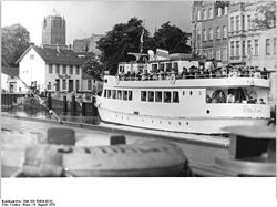 Bundesarchiv Bild 183-T0804-0010, Stralsund, Hafen, Ausflugsschiff.jpg