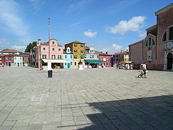 Piazza Baldassare Galuppi,der zentrale Platz von Burano