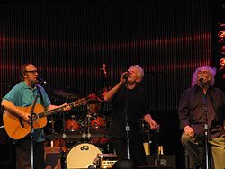 Crosby, Stills & Nash bei einem Konzert im Juli 2010 (v.l. Stephen Stills, Graham Nash, David Crosby)