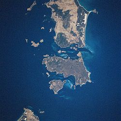 Satellitenaufnahme: Clarke Island liegt südlich von der in der Mitte dargestellten größeren Insel Cape Barren Island; am unteren Bildrand ist Tasmanien