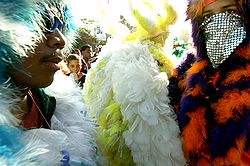 Feather men – Karneval in der Dominikanischen Republik