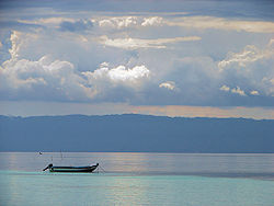 Die Straße von Cebu mit der Insel Cebu im Hintergrund